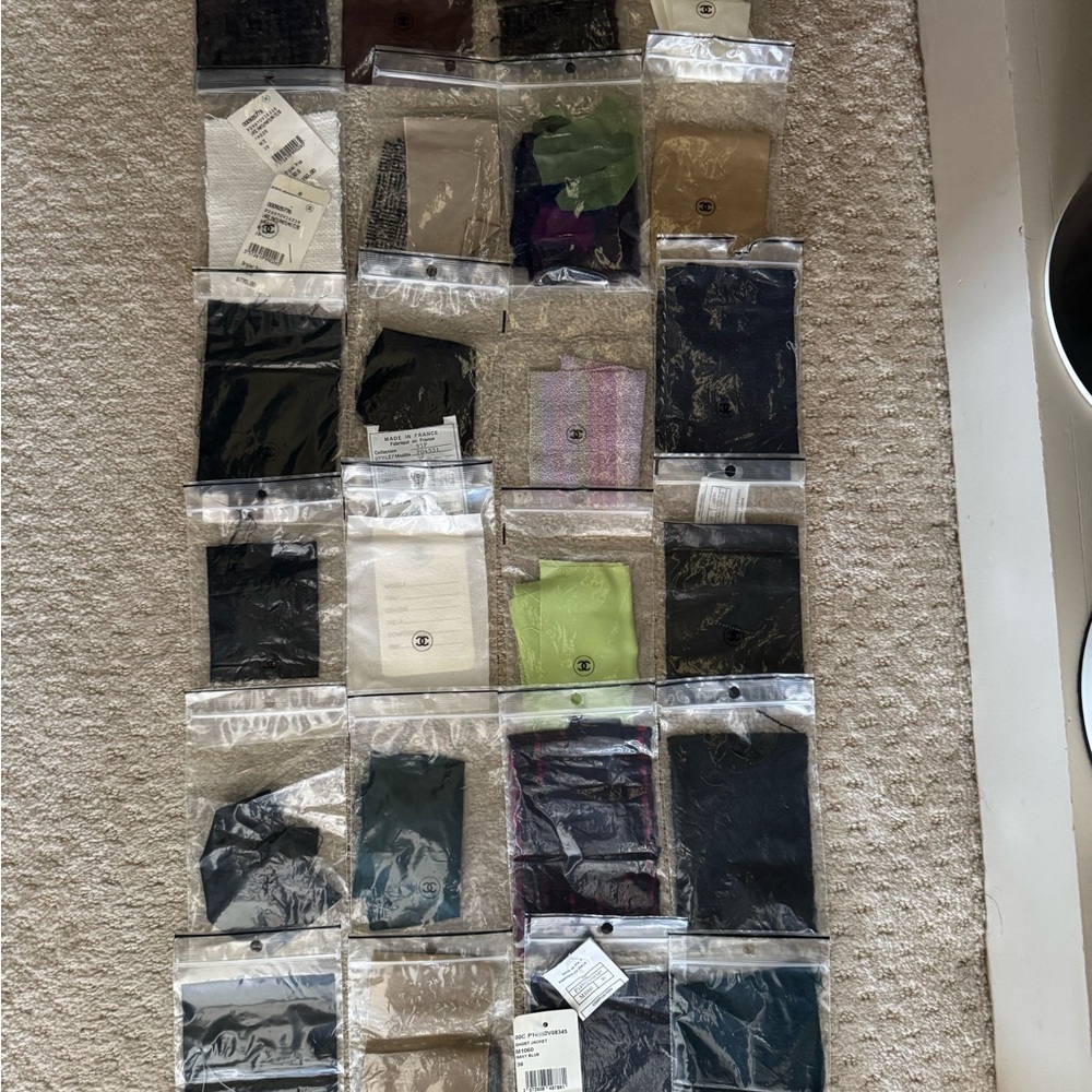 24 CHANEL bags and fabric swatches - Picture 5 of 6